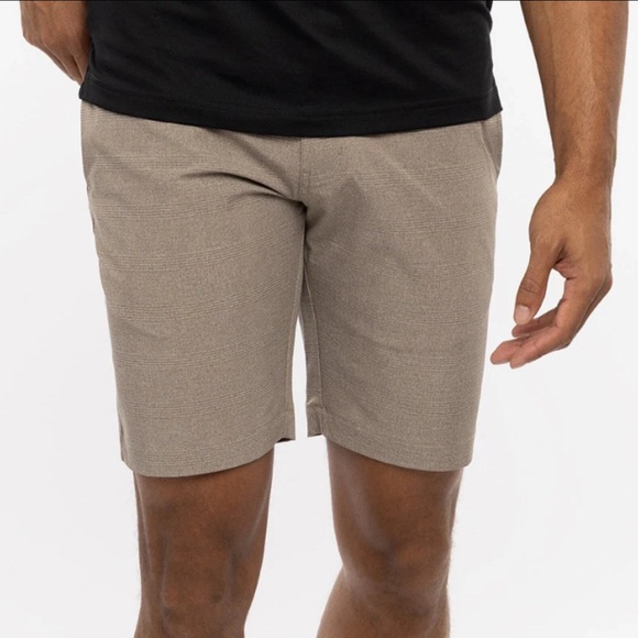 NWT Travis Mathew Men’s 35 Grommet Textured Grey Pinstripe Golf Shorts - Picture 1 of 8